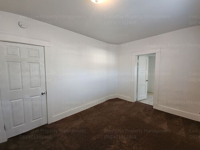 Building Photo - Move in ready. 3 bedrooms/ 1.5 bath, yard,...