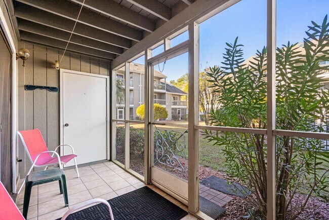 Building Photo - 1st Floor Seasonal Rental Available Octobe...