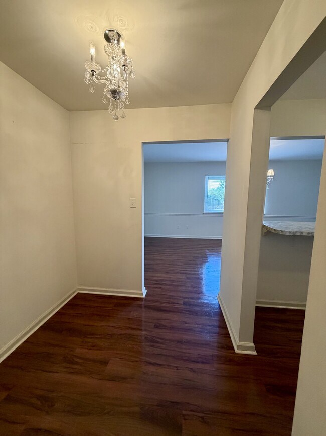 Building Photo - 305 W Cadbury Dr