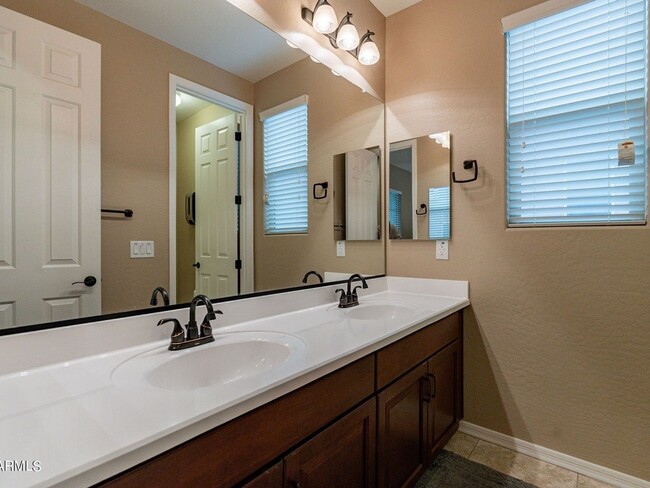 Building Photo - 4 Bedroom Single Family Home in Chandler