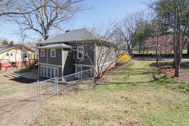 Building Photo - Updated Craftsman Cottage in West Asheville