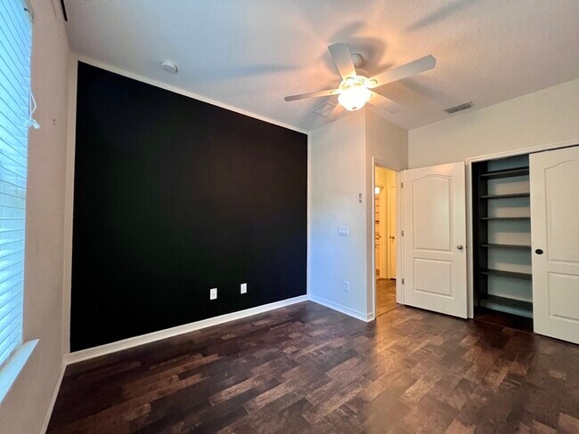 Building Photo - Gorgeous 3 bedroom, 2½ bath, 2 STORY townhome