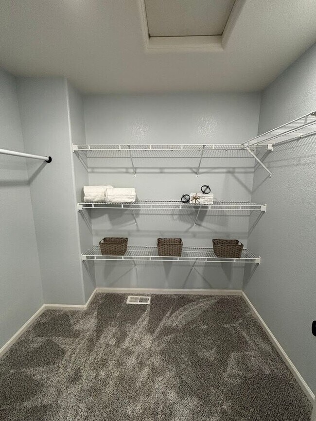 Building Photo - Beautiful Remodeled 3 Bedroom End Unit Townhouse