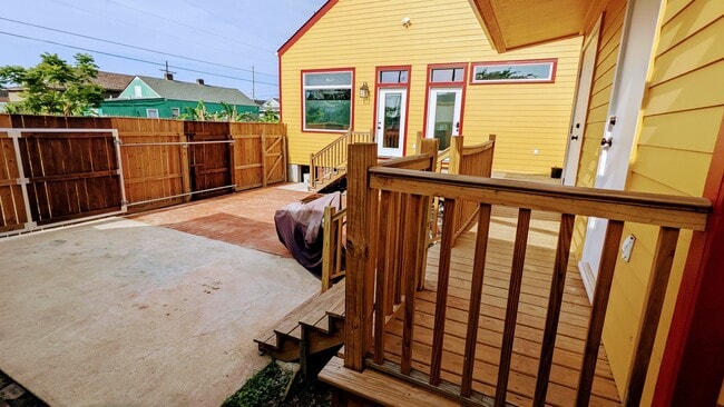 Building Photo - 1738 Allen St