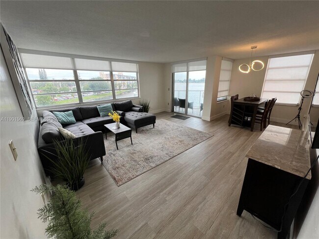 Building Photo - 1301 NE Miami Gardens Dr