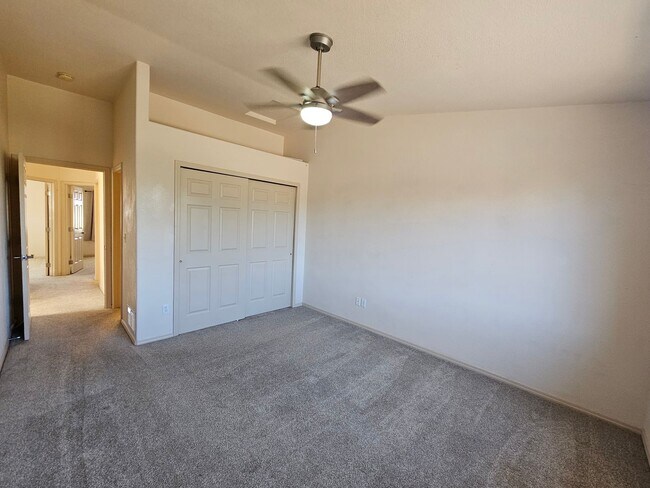 Building Photo - 3 Bed 4 bath Townhome in University Village!