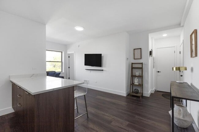 Building Photo - 0 bedroom in Chicago IL 60660