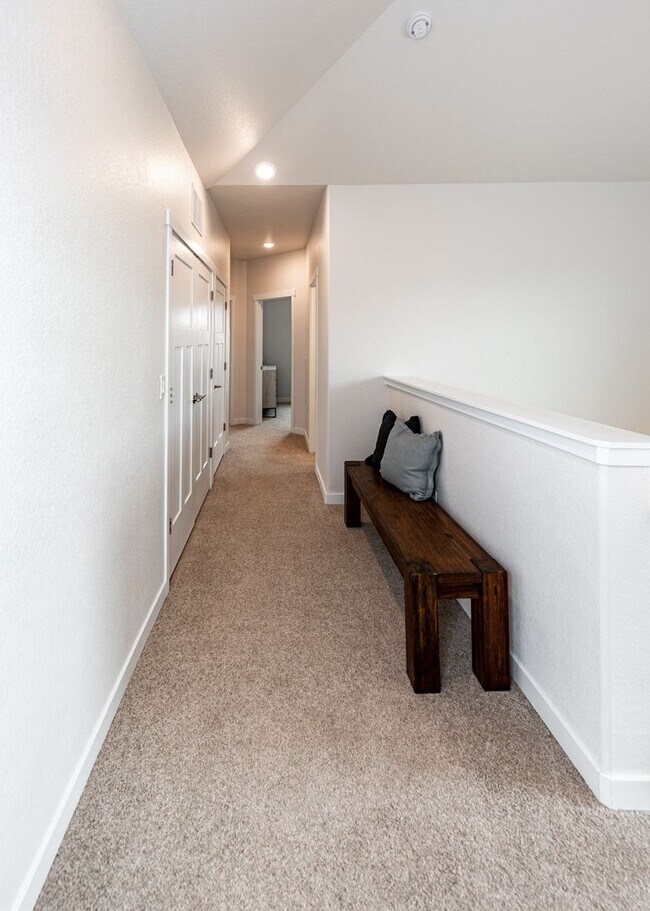 Building Photo - 3 Bedroom End Unit Luxury Townhome in Moun...
