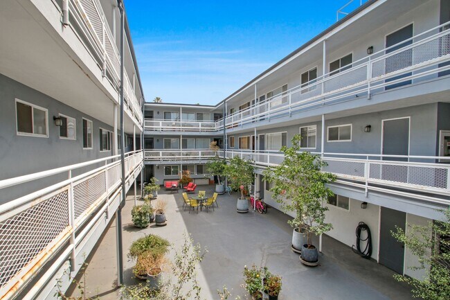 Building Photo - 303 California Ave