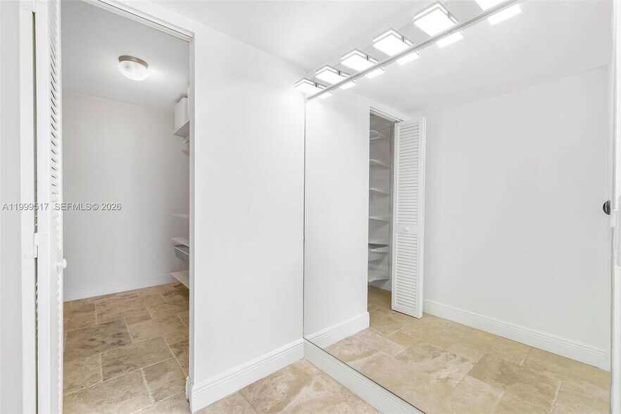Building Photo - 1420 Brickell Bay Dr