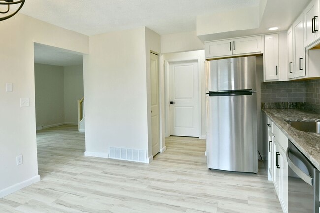 Building Photo - 460 &amp; 462 Fowler St