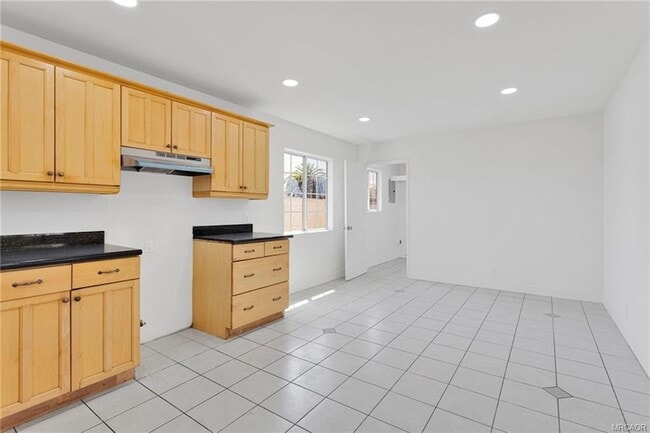Building Photo - 348 W 83rd St
