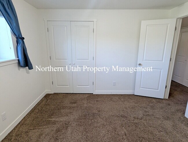 Building Photo - 2 Bed, 1 Bath Lower Unit