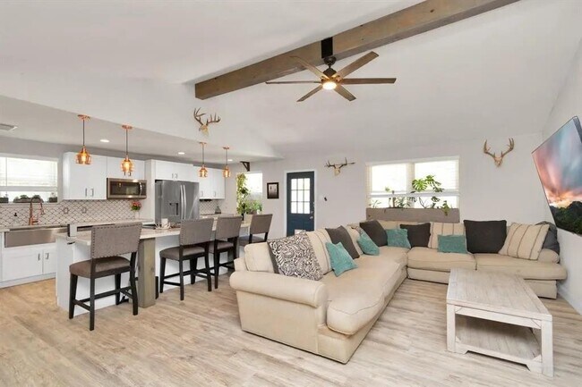 Building Photo - 5658 Ludington Dr