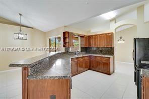 Building Photo - 2853 SW East Louise Cir