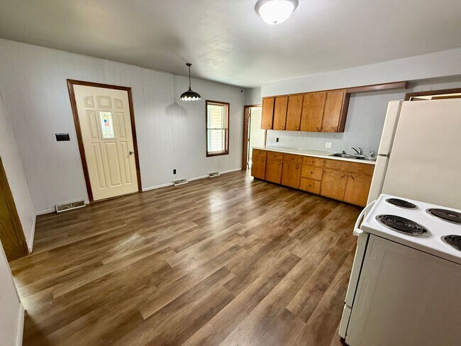 Building Photo - 3 Bed 1 Bath Single Family Home in Wausau - End Of Year Special: HALF OFF DEPOSIT!