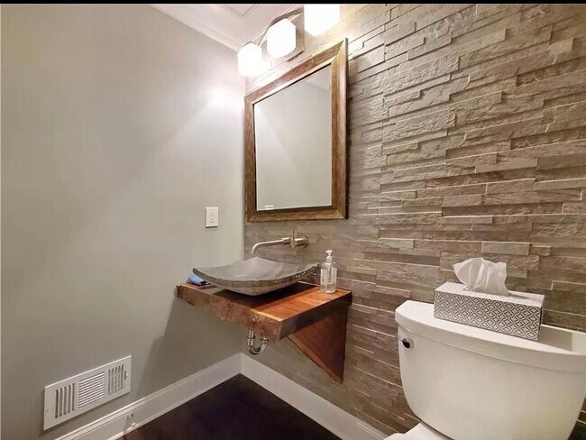 Building Photo - Gorgeous East Cobb Home with 5 bedrooms & 3.5 Bathrooms!!