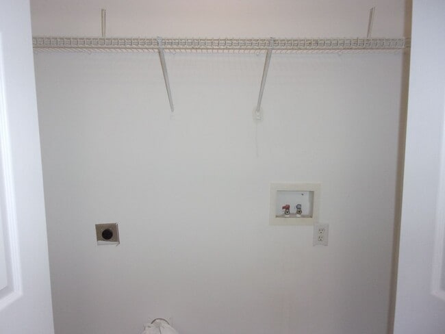 Building Photo - Recently Renovated 2 Bedroom 1 1/2 Bath To...