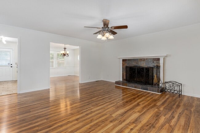 Building Photo - Charming 4-Bedroom Home in Prime Columbia ...