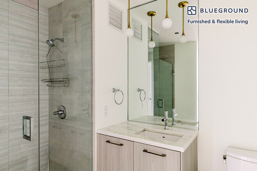 Building Photo - 165 N Desplaines St