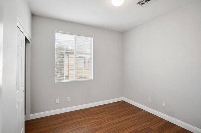 Building Photo - 2 Bed, Den, 1 Car Garage, Gated Northwest Condo