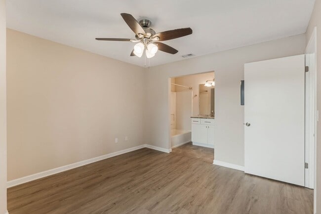 Building Photo - Beautiful LAKEFRONT Condo in Lake Mary ~ New Kitchen, New Flooring, Gated Community!