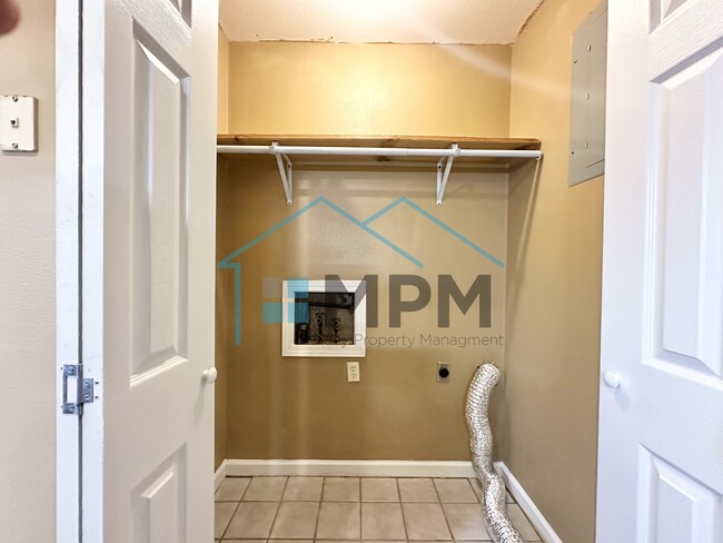 Building Photo - 13 W Elmwood Dr
