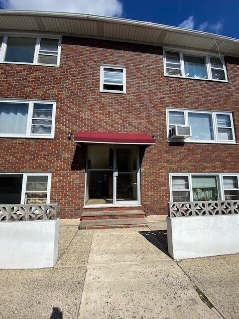 Building Photo - 13 Clover St