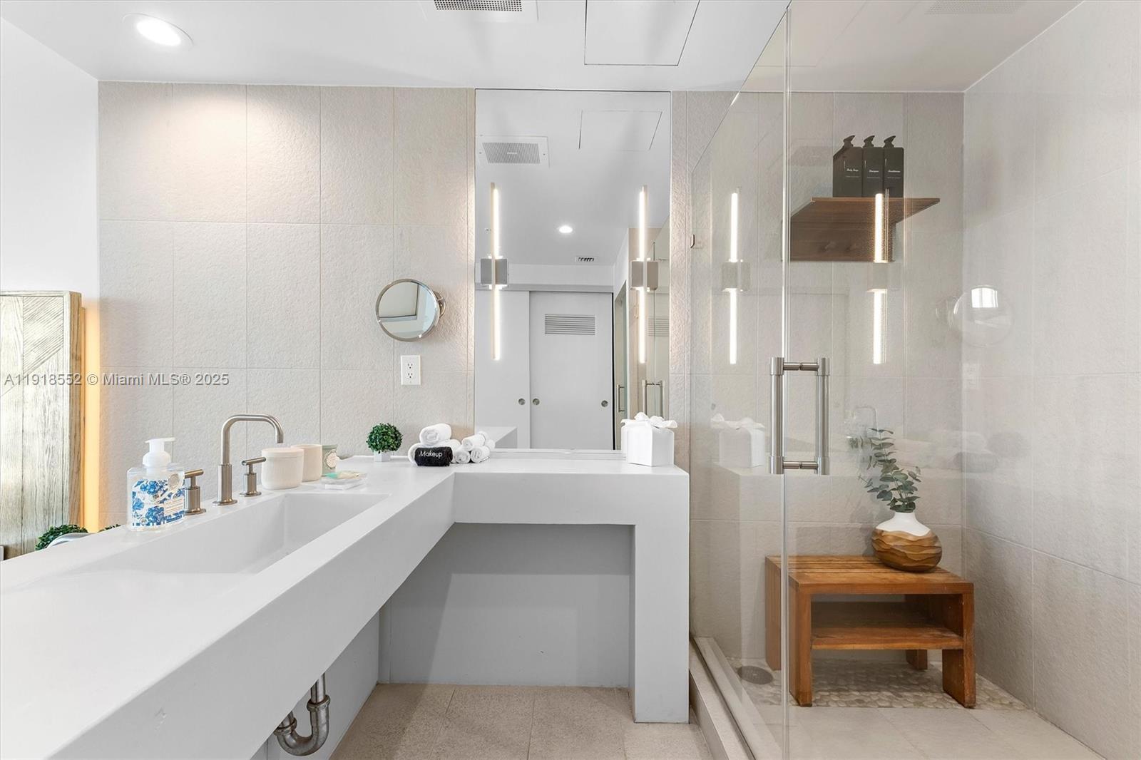 Building Photo - 3101 Bayshore Dr