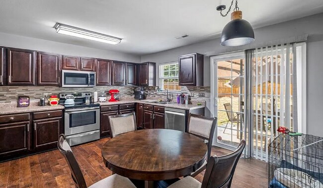 Building Photo - 4 Bedroom 3 Bath Pet Friendly Rental!