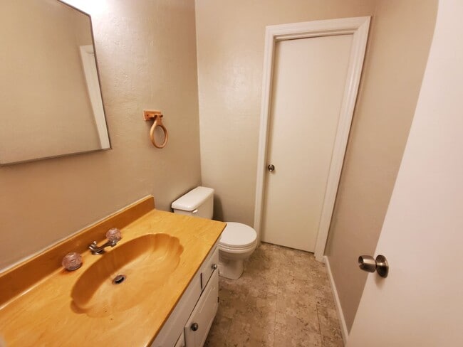 Building Photo - 3 Bedroom Home off WT Harris - in convenie...