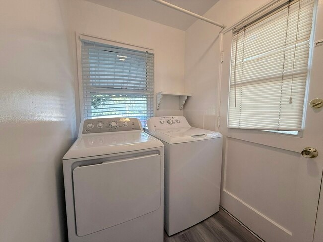 Building Photo - 504 N Hollywood Way