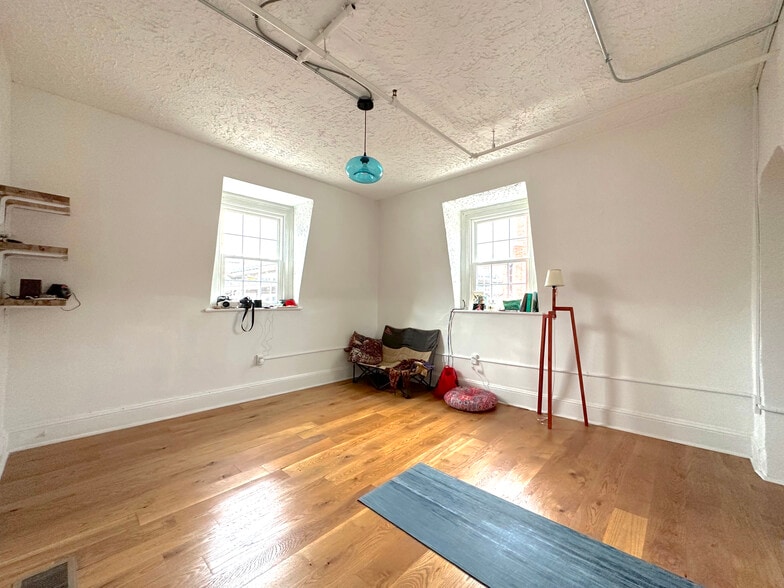 Building Photo - 58 Dubois St