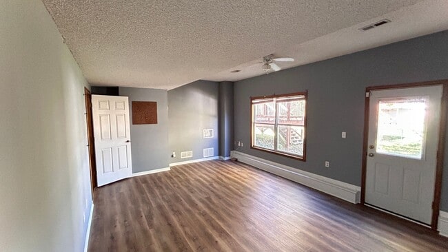 Building Photo - COMING SOON- 3bd/2bath Home North of the R...