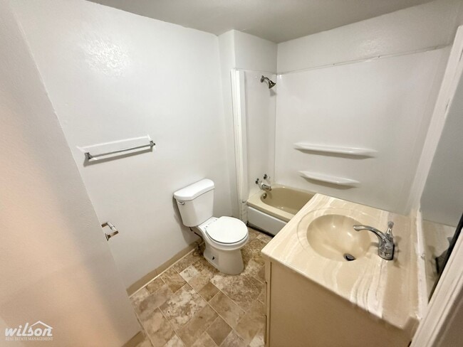 Building Photo - Bright and Cozy 3-Bedroom House in Yakima