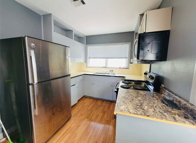 Building Photo - 2027 Sheridan St