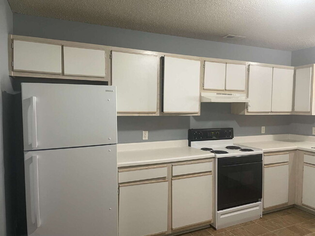 Building Photo - Two Bedroom, 1.5 Bath Townhome-201 Mesa Ln.