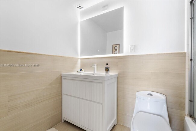 Building Photo - 5055 Collins Ave