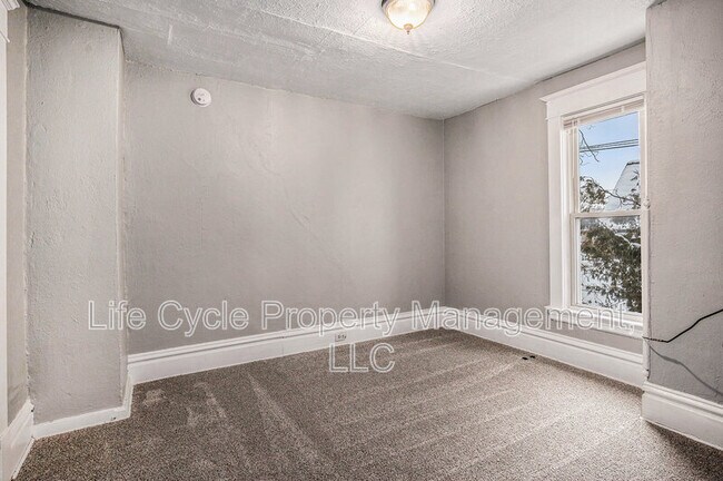 Building Photo - 247 Sweet St NE