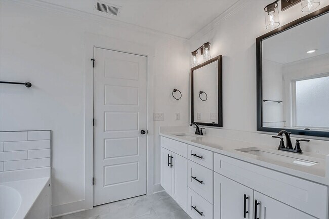 Building Photo - 2036 Warbler Dr