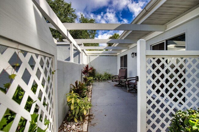 Building Photo - Seasonal Short-Term Villa at Augusta Villas in Plantation!