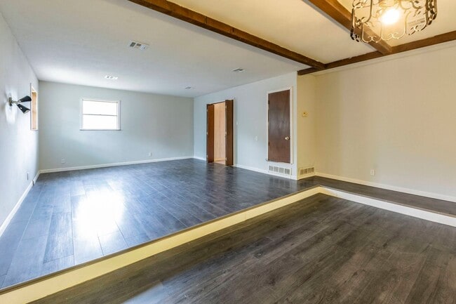 Building Photo - 4 Bed 3 Bath Brick Home with Fenced Yard