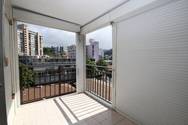 Building Photo - 1 bedroom, 1 bath, 1 Parking. End Unit! Am...