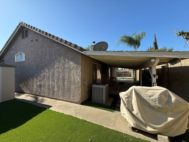 Building Photo - Single story home with a pool!