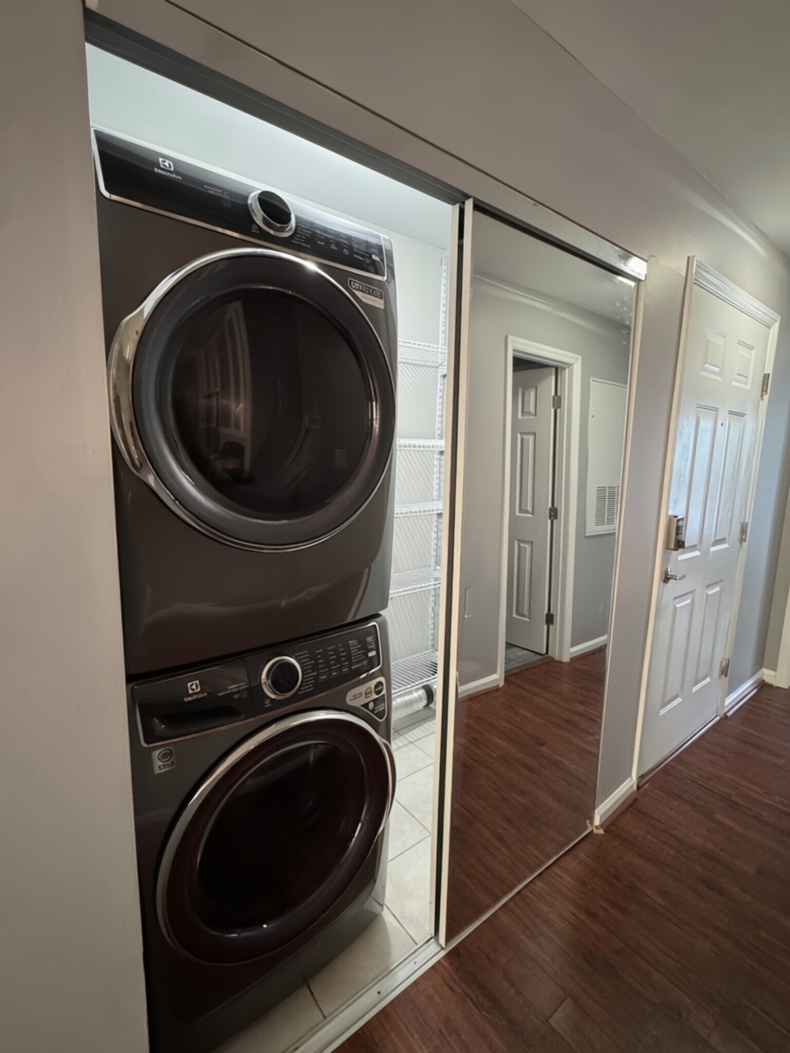 Building Photo - 513 N Graham St