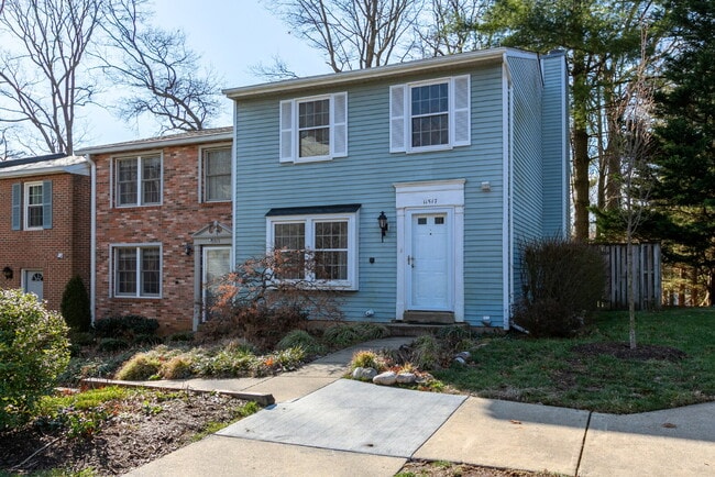 Building Photo - Bright and Spacious Townhome Living Near Reston