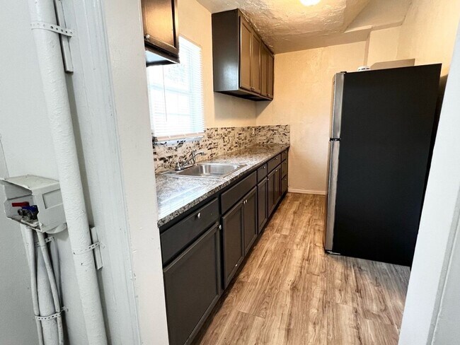 Building Photo - Huge 2 bed 1 bath