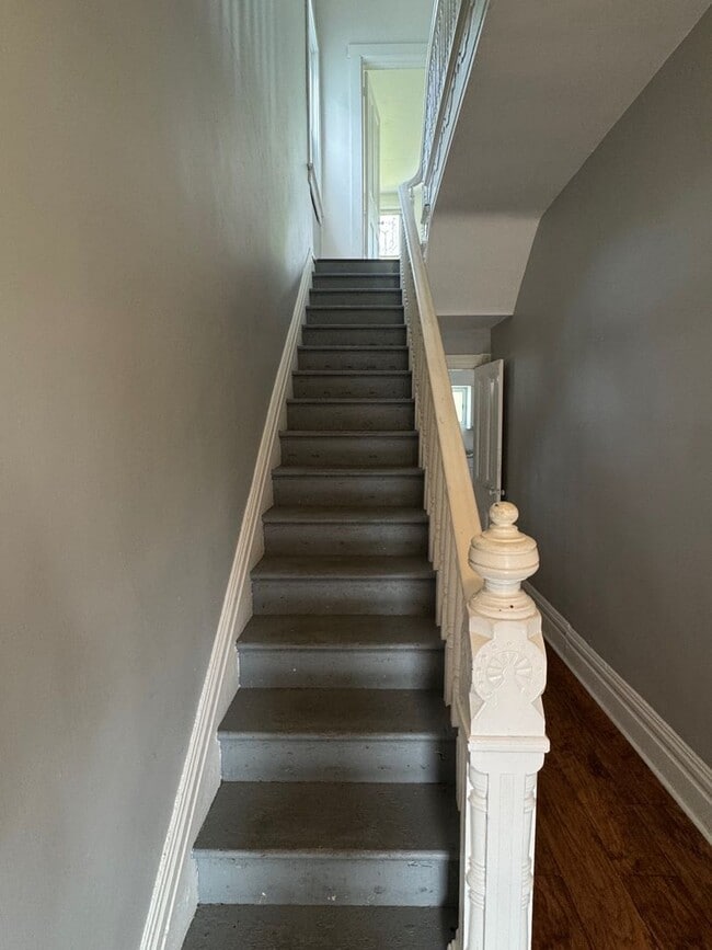 Building Photo - 3 Bedroom 1 Bath Minutes Away from the City!