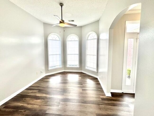 Building Photo - Move In Special! Half off of August Rent! ...