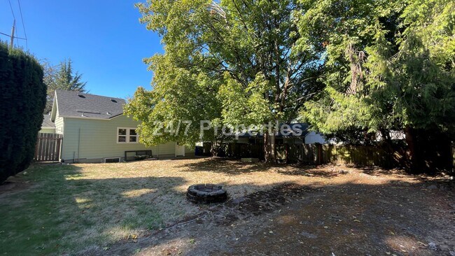 Building Photo - Nostalgic 2 BD | 2 BA House w/ Large Backy...
